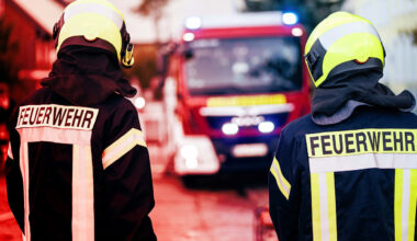 Solingen: Hand in Maschine eingeklemmt – Feuerwehr rettet | Regional
