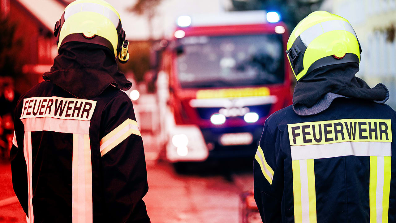 Solingen: Hand in Maschine eingeklemmt – Feuerwehr rettet | Regional