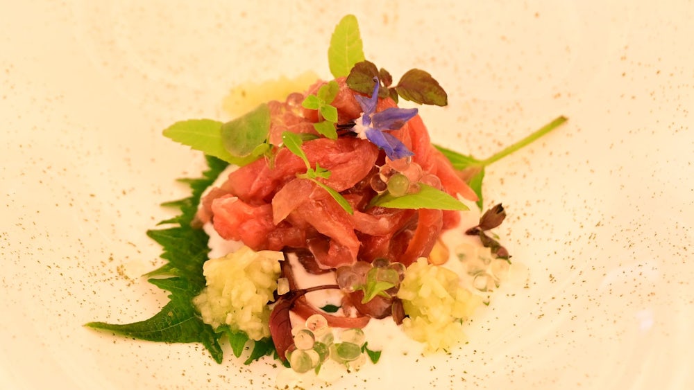 Der Rote Thunfisch wird aus Artenschutzgründen nur in streng limitierten Mengen gefangen. Mario Gamba bekommt ihn durch persönliche Beziehungen aus Sizilien und serviert ihn als Vorspeise mit Gurkenkügelchen und feinen Kräutern.
