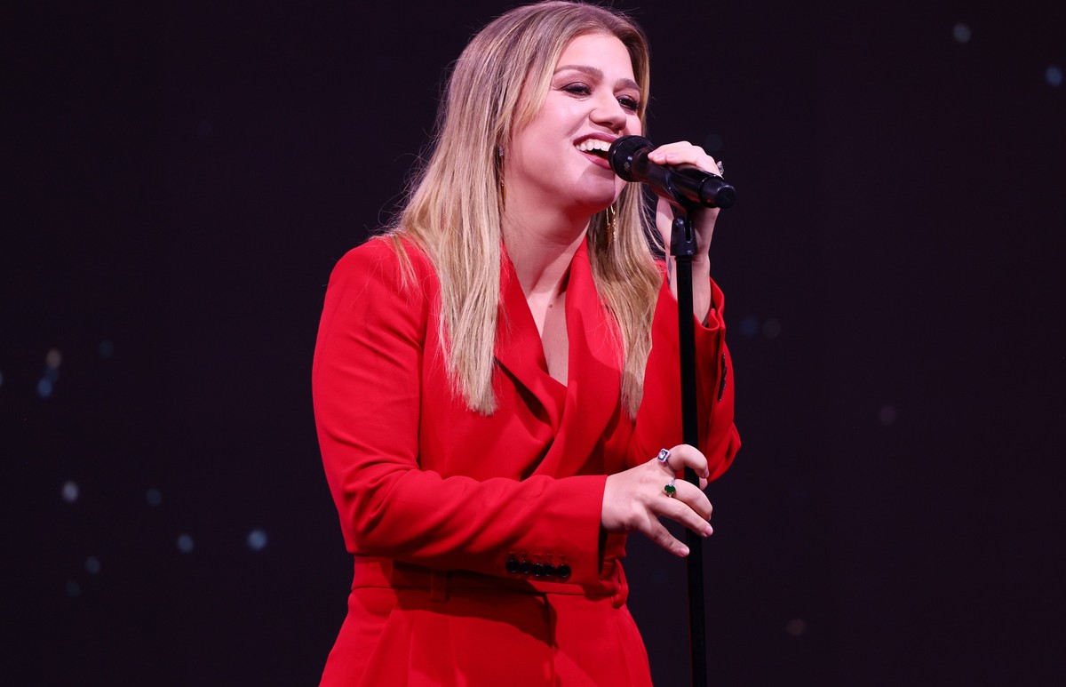 NEW YORK, NEW YORK - NOVEMBER 08: Kelly Clarkson performs onstage during the SiriusXM Next Generation: Industry & Press Preview at The Tisch Skylights at The Shed on November 08, 2023 in New York  ...