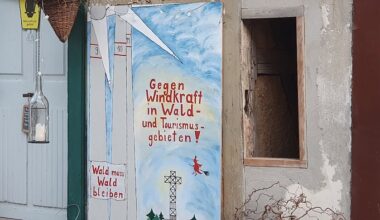 Ein Stolberger Hauseigentümer protestiert gegen Windenergieeanlagen im Harz. (Foto: Bodo Schwarzberg, 9. März 2025)