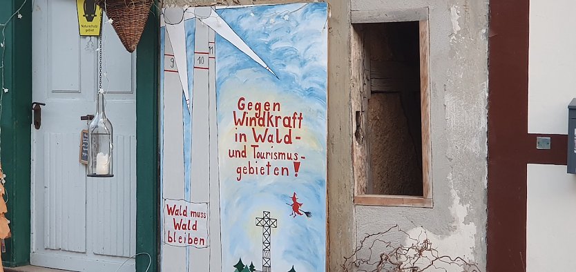 Ein Stolberger Hauseigentümer protestiert gegen Windenergieeanlagen im Harz. (Foto: Bodo Schwarzberg, 9. März 2025)