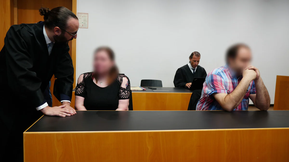 Ehepaar wegen Misshandlung eines Jungen vor Gericht: Zeugen berichten von Hämatomen und Striemen im Gesicht - Bayern