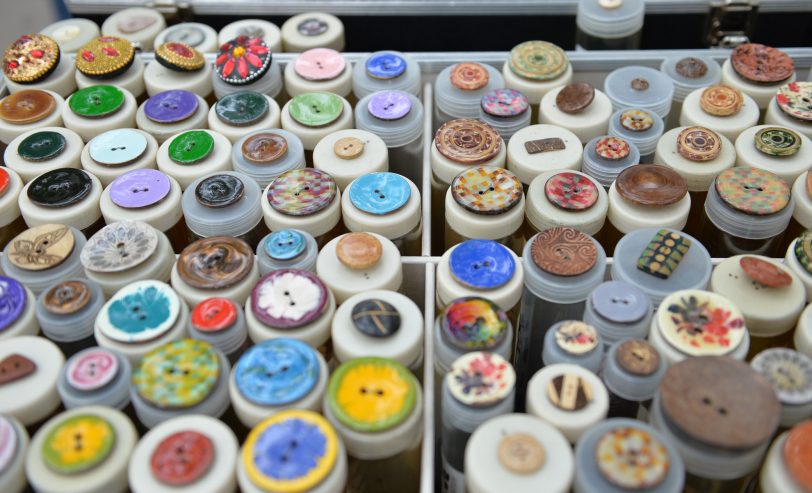 Im Schneiderkurs für Jugendliche entstehen individuelle Kleidungsstücke und Accessoires.