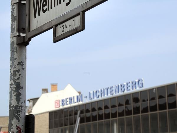 Berlin, Lichtenberg, Weitlingstraße, Bahnhof mit Vorplatz. Foto: Kai-Uwe Heinrich