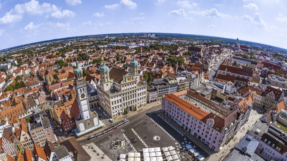 Gemeinsam mit dem Rathaus sowie dem Augustusbrunnen bildet der Perlachturm eines der schönsten Renaissance-Ensemble nördlich der Alpen.
