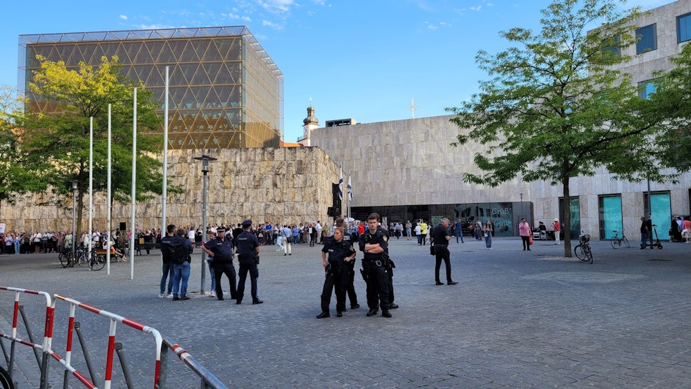Polizisten schützen den Jakobsplatz mit der Synagoge vorsorglich, während eine Propalästina-Demo wenige hundert Meter entfernt stattfindet.