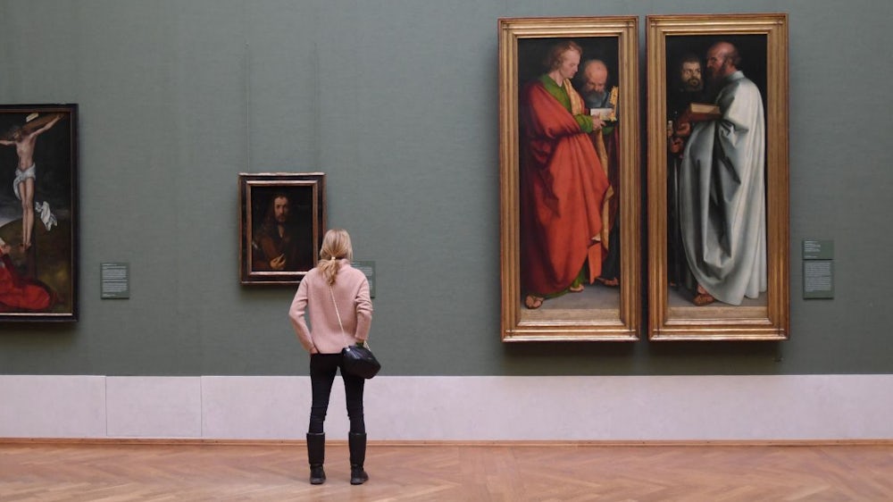 Ein Tipp von Jennifer Roberts, einer Kunst-Professorin in Harvard: ein Bild für drei Stunden anschauen. Zum Beispiel in der Alten Pinakothek das Selbstbildnis von Albrecht Dürer (Mitte).