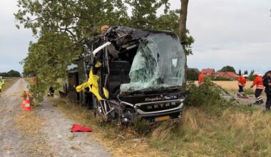 Ziel: Braunschweig: Reisebus mit Senioren kommt von Straße ab