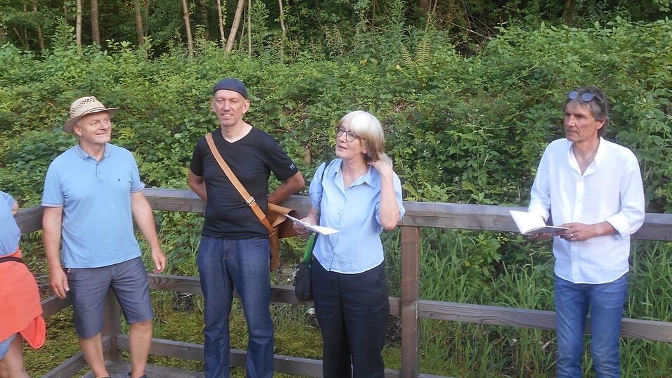 Initiator Matthias Rohrbacher von der Umweltstation Viechtach, Schriftsteller Jürgen Ertl, Eva Bauernfeind vom lichtung-verlag Viechtach und Gitarrist und Schriftsteller Harald Dobler.