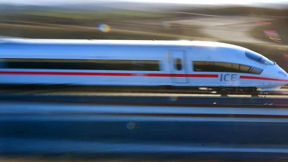 ICE-Züge zwischen Nürnberg und Erfurt werden in beiden Fahrtrichtungen umgeleitet und verspäten sich dadurch um etwa 90 Minuten, wie es hieß. (Foto: Illustration)