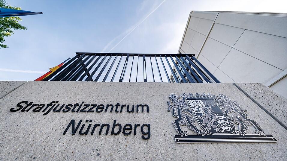 Der Angeklagte wies zu Beginn eines Mordprozesses am Landgericht Nürnberg-Fürth die Schuld am Tod eines 42-Jährigen von sich. (Archivbild)