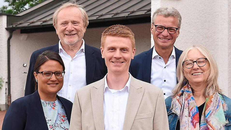 Kaufmännische Direktorin Amelie Becher (v.l.), Stefan Rath, Bernd Sibler und Inge Wolff mit Chefarzt Philipp Groene (M.).