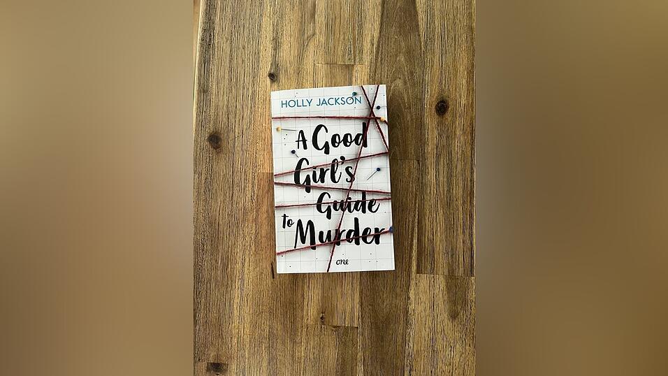 Als Inspiration liebt Holly Jackson True-Crime-Podcasts, die sie auf spannende neue Ideen für ihre Krimi-Geschichten bringen. Schon mit 15 Jahren hatte sie einen ersten Romanversuch fertig.
