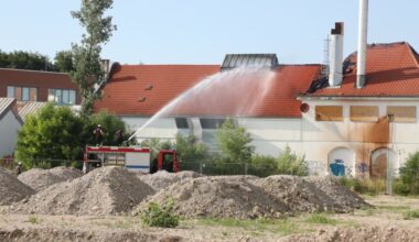 Feuerwehr löscht brennenden Dachstuhl einer ehemaligen Industriehalle in Augsburg