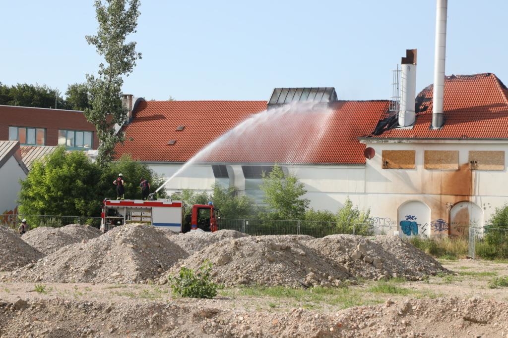 Feuerwehr löscht brennenden Dachstuhl einer ehemaligen Industriehalle in Augsburg