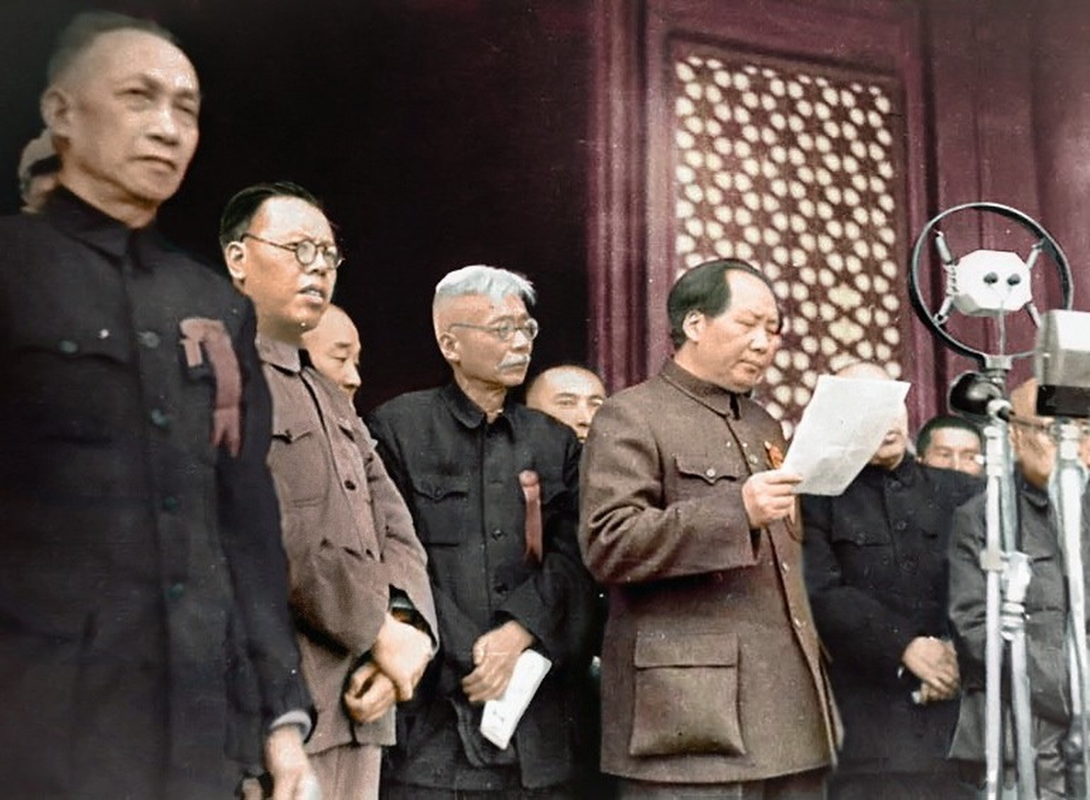 Mao Zedong proklamiert am 1. Oktober 1949 in Peking die Volksrepublik China. 
https://de.wikipedia.org/wiki/Chinesischer_B%C3%BCrgerkrieg#/media/Datei:Mao_Proclaiming_New_China.JPG