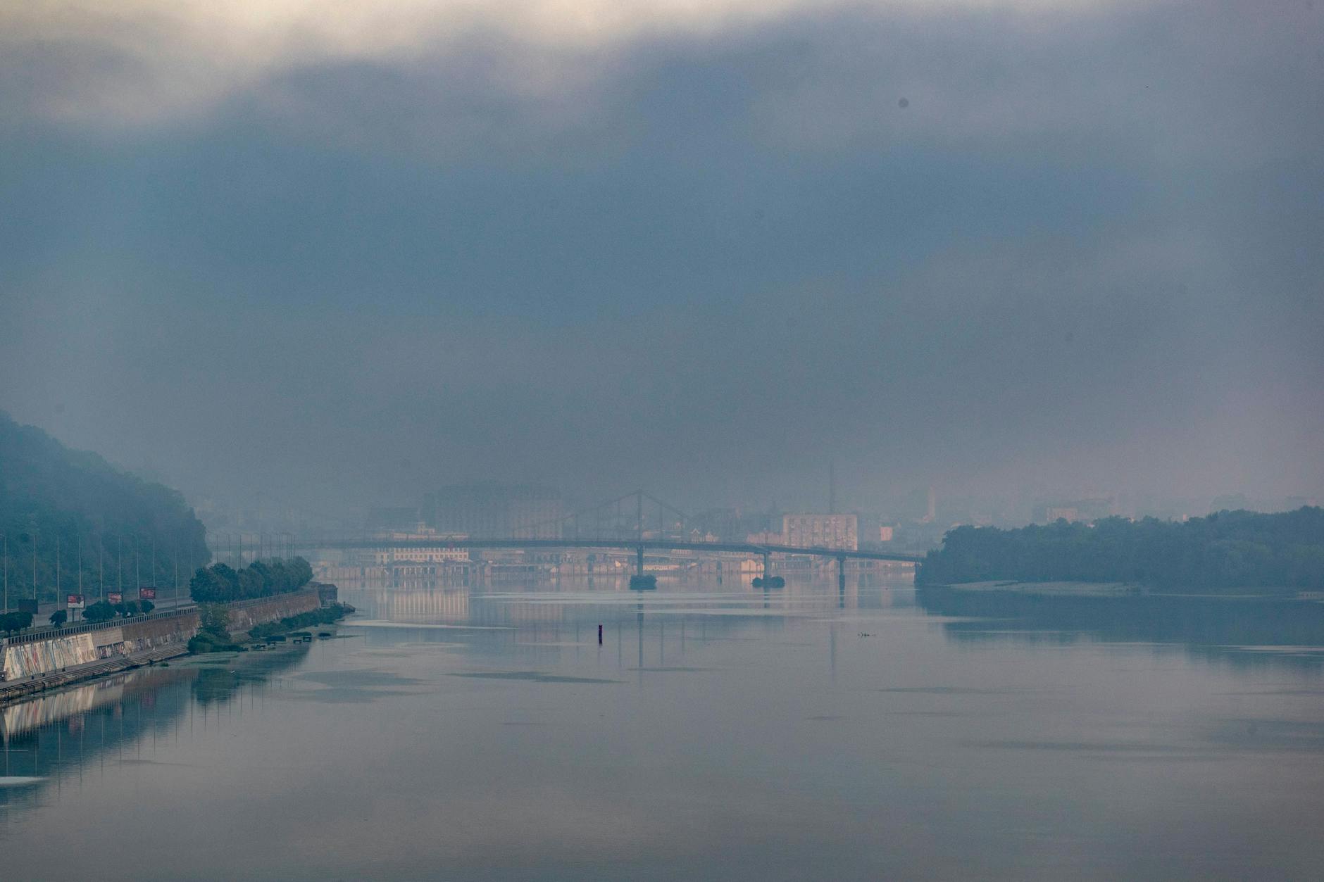 Blick auf den Dnepr in Kiew: Rauchschwaden ziehen über die ukrainische Hauptstadt.