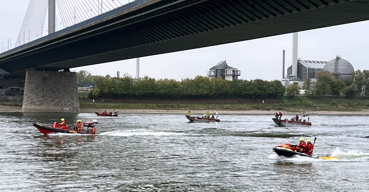 Großeinsatz auf dem Rhein: Pkw ins Wasser geraten – Fahrer rettet sich