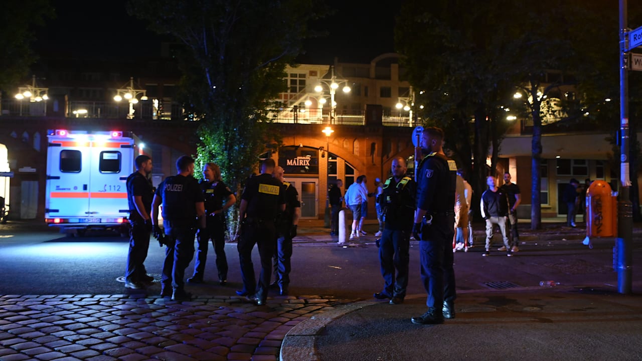 Notarzt-Einsatz: Frauen in Berliner Club mit Spritzen angegriffen? | Regional