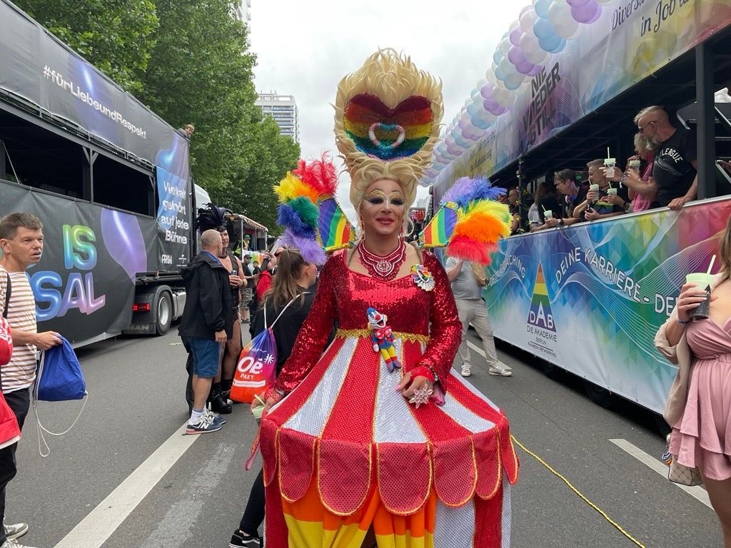 CSD in Berlin am Samstag: Festnahmen bei Gegendemo