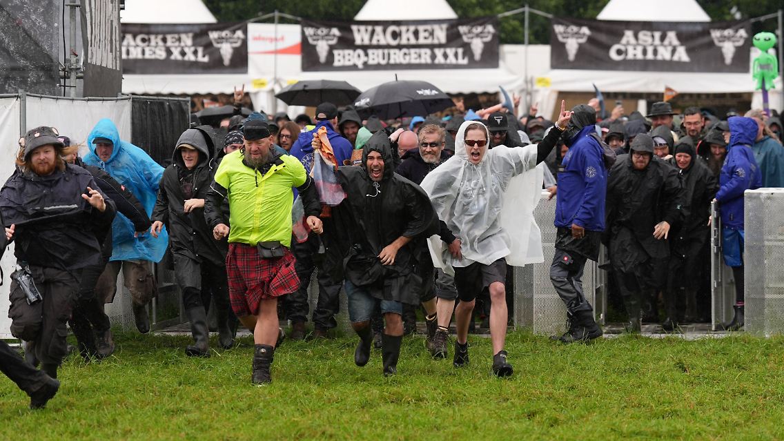 Sturm auf das Infield in Regenkleidung.