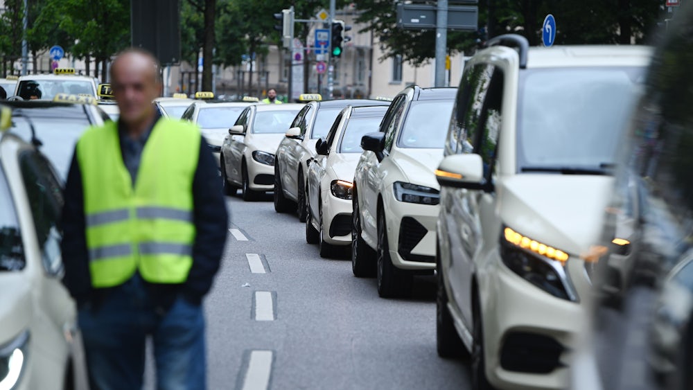 In der Innenstadt - wie hier am Isartor - haben die vielen Taxifahrer mt ihren Autos den Verkehr nahezu lahmgelegt.