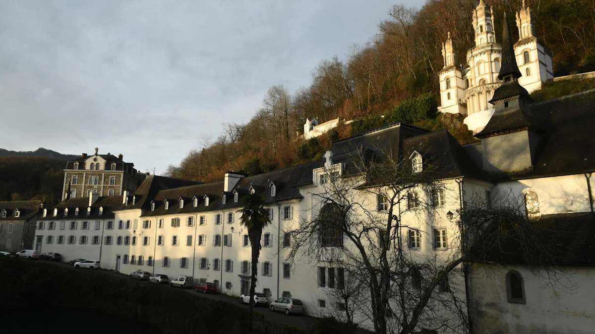 Missbrauchsskandal an französischen Schulen: Kommission schlägt Maßnahmen vor - Politik