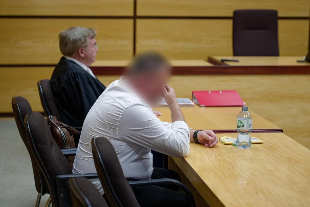 Tödlicher Zugunfall bei Hürth - Plädoyers im Prozess um zwei Tote bei Gleisarbeiten erwartet - Panorama