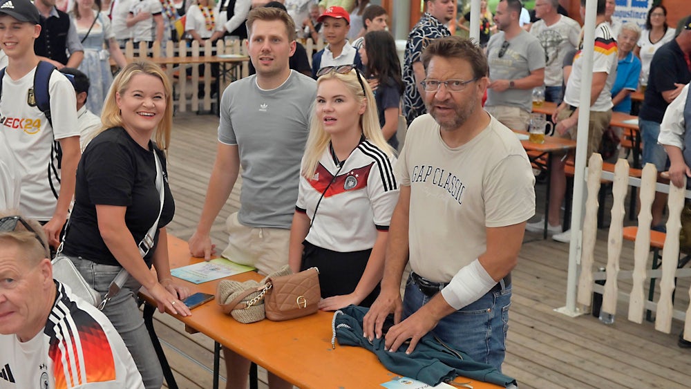 Julia Stifter (links) beim Bürgerfest in Unterhaching 2024.