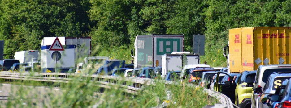 25 Kilometer Stau nach Lkw-Unfall auf A3 – 400 Liter Diesel auf Fahrbahn
