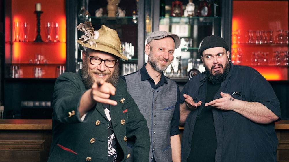 Sie zerpflücken bayerische Songs, um sie dann falsch wieder zusammenzusetzen. Das Trio „d'Bavaresi“ spielen im Lustspielhaus