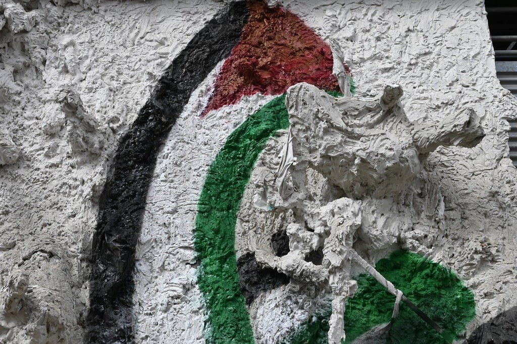 Die Darstellung aus der Nähe. Der Schweinskopf ist ein Symbol für die Judensau und hat ihren Ursprung im Mittelalter.