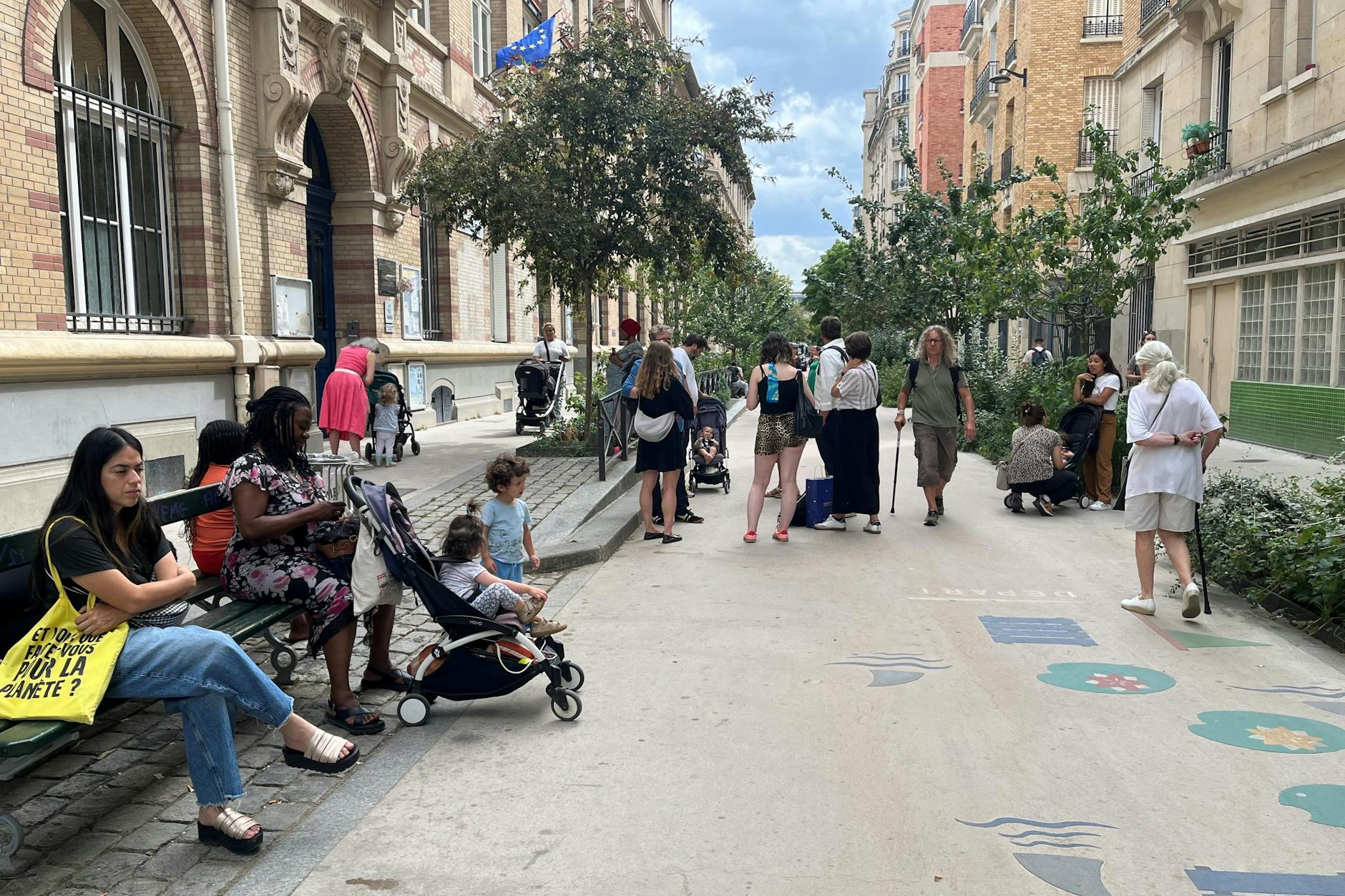 Eine von vielen Schulstraßen in Paris: Ein Abschnitt der Rue Charles Baudelaire wurde vor vier Jahren für den regulären Autoverkehr gesperrt und begrünt. Ein Treffpunkt für die Nachbarschaft ist entstanden.