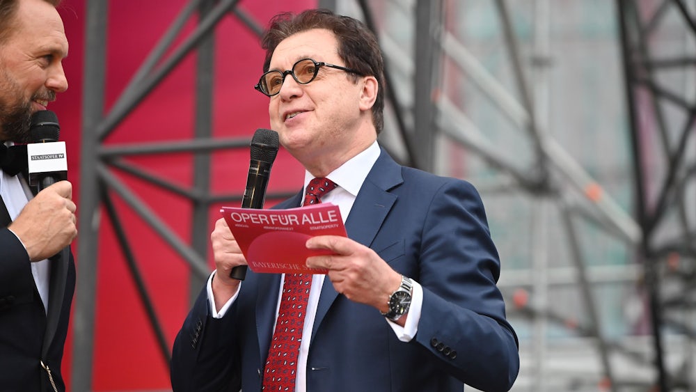 Auch der Intendant der Bayerischen Staatsoper, Serge Dorny, findet seinen Weg auf die Bühne von „Oper für alle“.