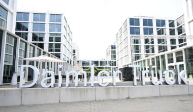 Nutzfahrzeughersteller - Daimler Truck: Keine Folgen durch Russlands Sanktionen - Politik
