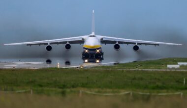 Eine Antonow 124 (An-124), das größte Frachtflugzeug der Welt, spiegelt sich beim Start im Hitzeflimmern der Startbahn vom Flughafen Leipzig/Halle. Die ukrainische Antonov Airlines fliegt regelmäßig Transporte mit dieser Maschine.