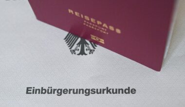 Nicht nur in Berlin: Ämter melden Ansturm auf deutschen Pass | Politik