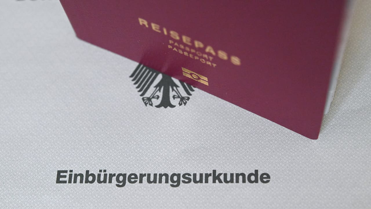 Nicht nur in Berlin: Ämter melden Ansturm auf deutschen Pass | Politik