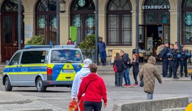 Frau schlägt am Augsburger Hauptbahnhof mit Tasche zu