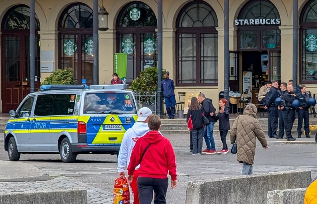 Frau schlägt am Augsburger Hauptbahnhof mit Tasche zu