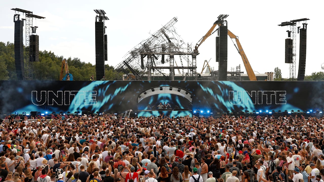 Frau feiert am Festival Tomorrowland, stirbt in Klinik | News