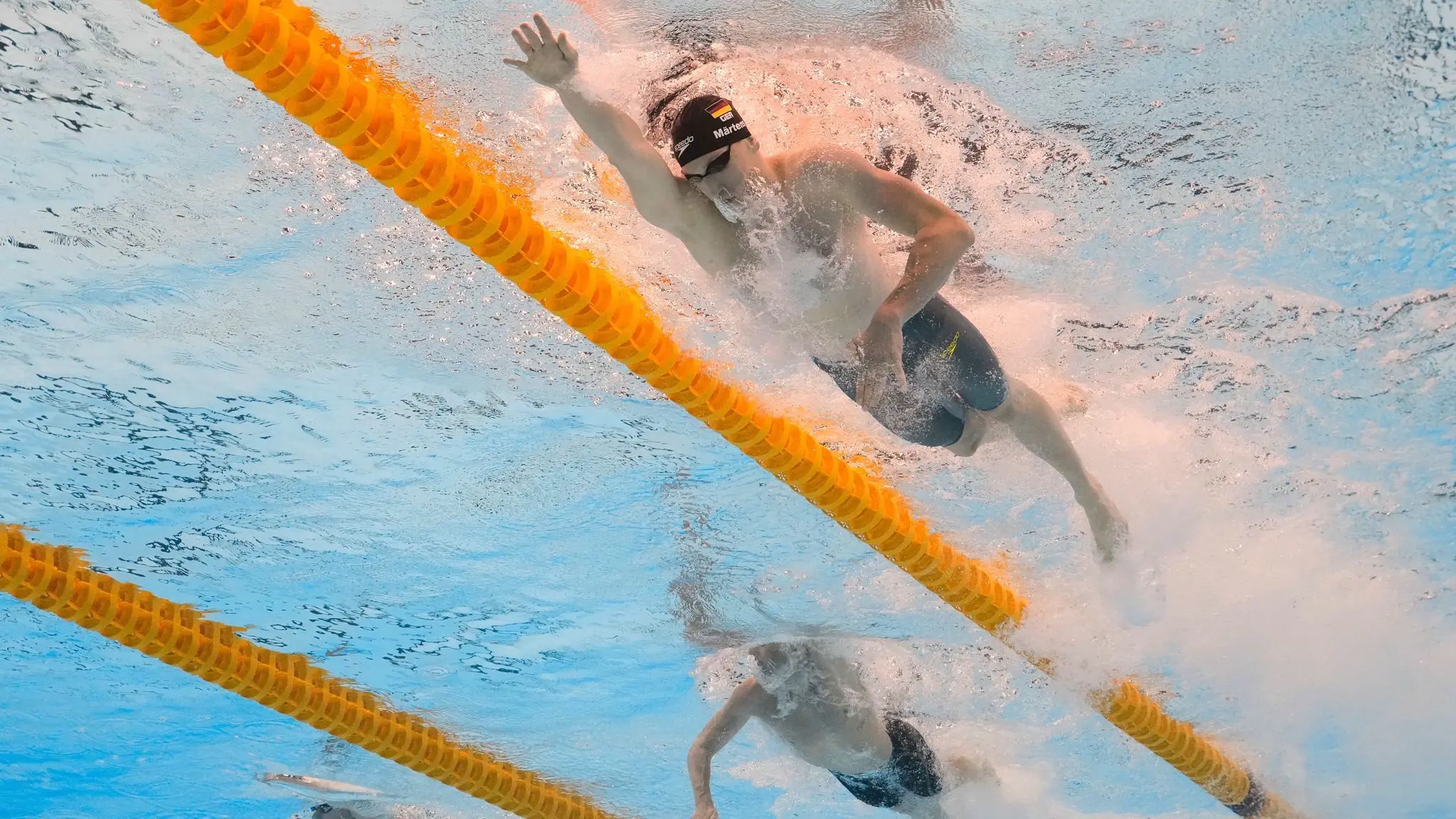 Schwimm-WM in Singapur: 27.07.2025, Singapur: Lukas Märtens (Deutschland), oben, und Elijah Winnington (Australien), Mitte, treten im 400-Meter-Freistil-Wettbewerb der Männer bei den Weltmeisterschaften im Wassersport in Singapur an. Foto: Lee Jin-man/AP/dpa +++ dpa-Bildfunk +++