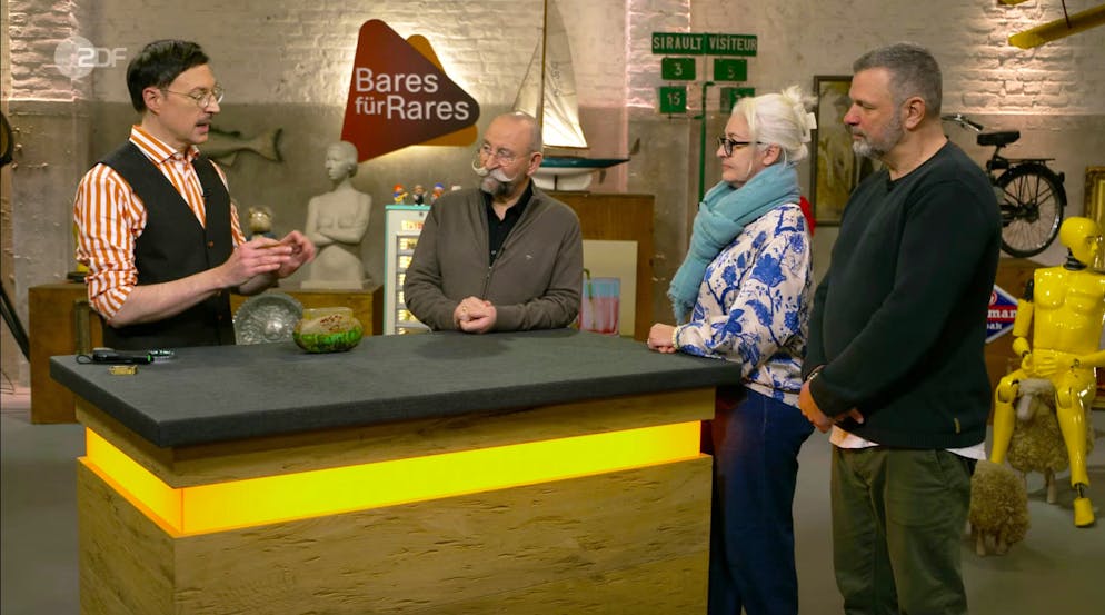 Verkäuferin Bettina aus Glonn fand ihre kleine Vase vom Trödel «super», nur ihrem Ehemann Alexander gefiel das Stück so gar nicht. Der sorgte auch bei Horst Lichter in der ZDF-Trödelshow «Bares für Rares» dafür, dass das «hässliche Teil» verkauft wurde - und das für einen stolzen Prei