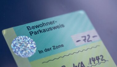Autoverkehr in Berlin - Verkehrssenatorin: Konzept für Parkgebühren kommt noch 2025 - Wirtschaft