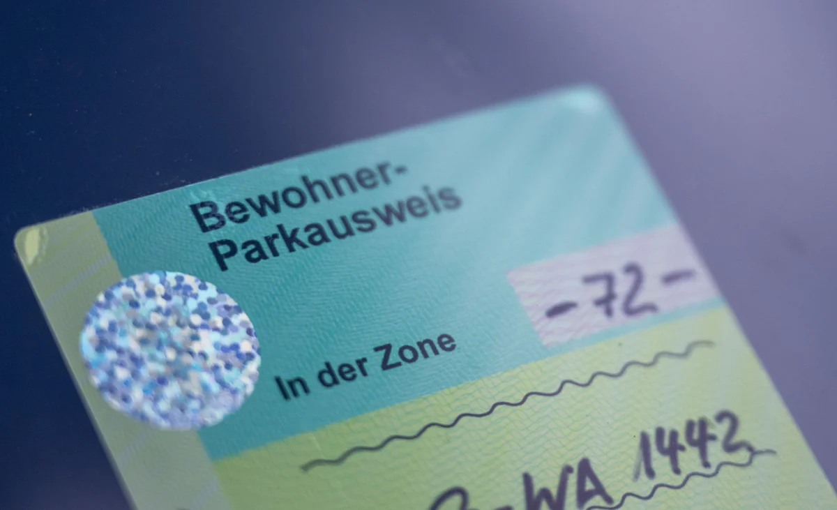 Autoverkehr in Berlin - Verkehrssenatorin: Konzept für Parkgebühren kommt noch 2025 - Wirtschaft