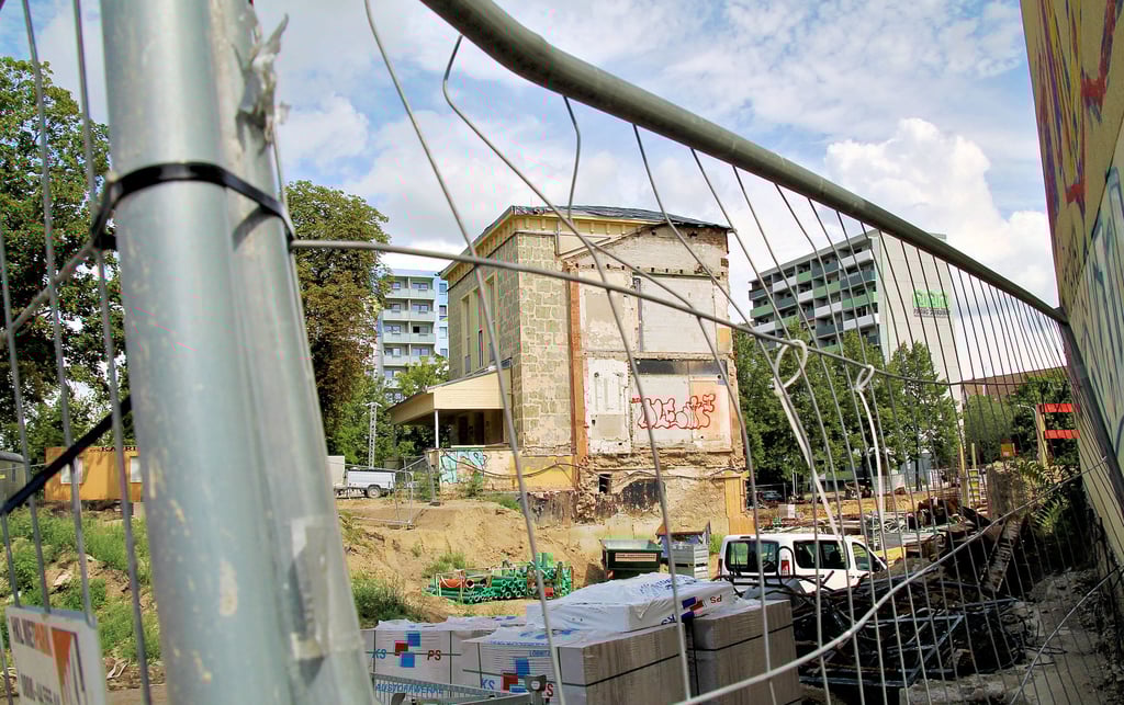 Auf der Baustelle auf dem Gelände der einstigen Schorre in der Willy-Brandt-Straße in Halle scheint nur wenig zu passieren.
