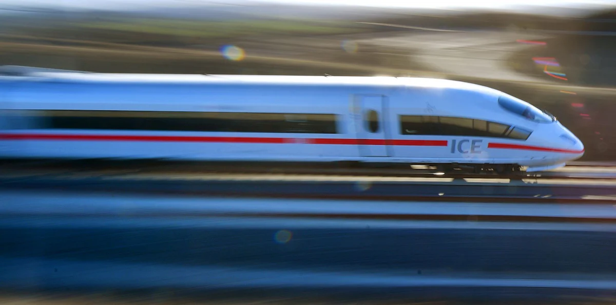 Störung im Bahnverkehr - Verspätungen auf ICE-Strecke zwischen Berlin und München - Wirtschaft