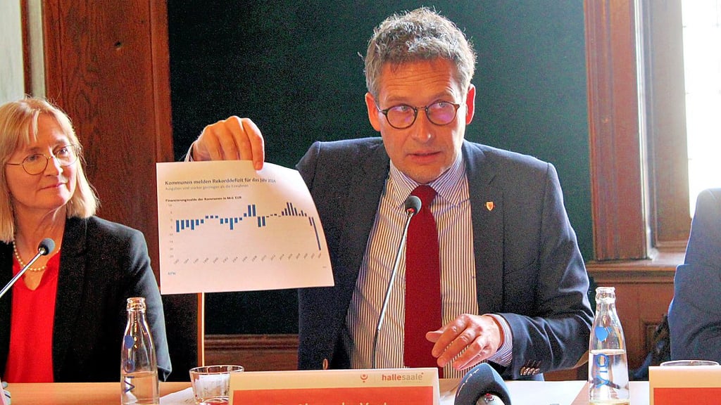 Die Zahlen sehen schlecht aus – Halles OB Vogt will Geld sparen.