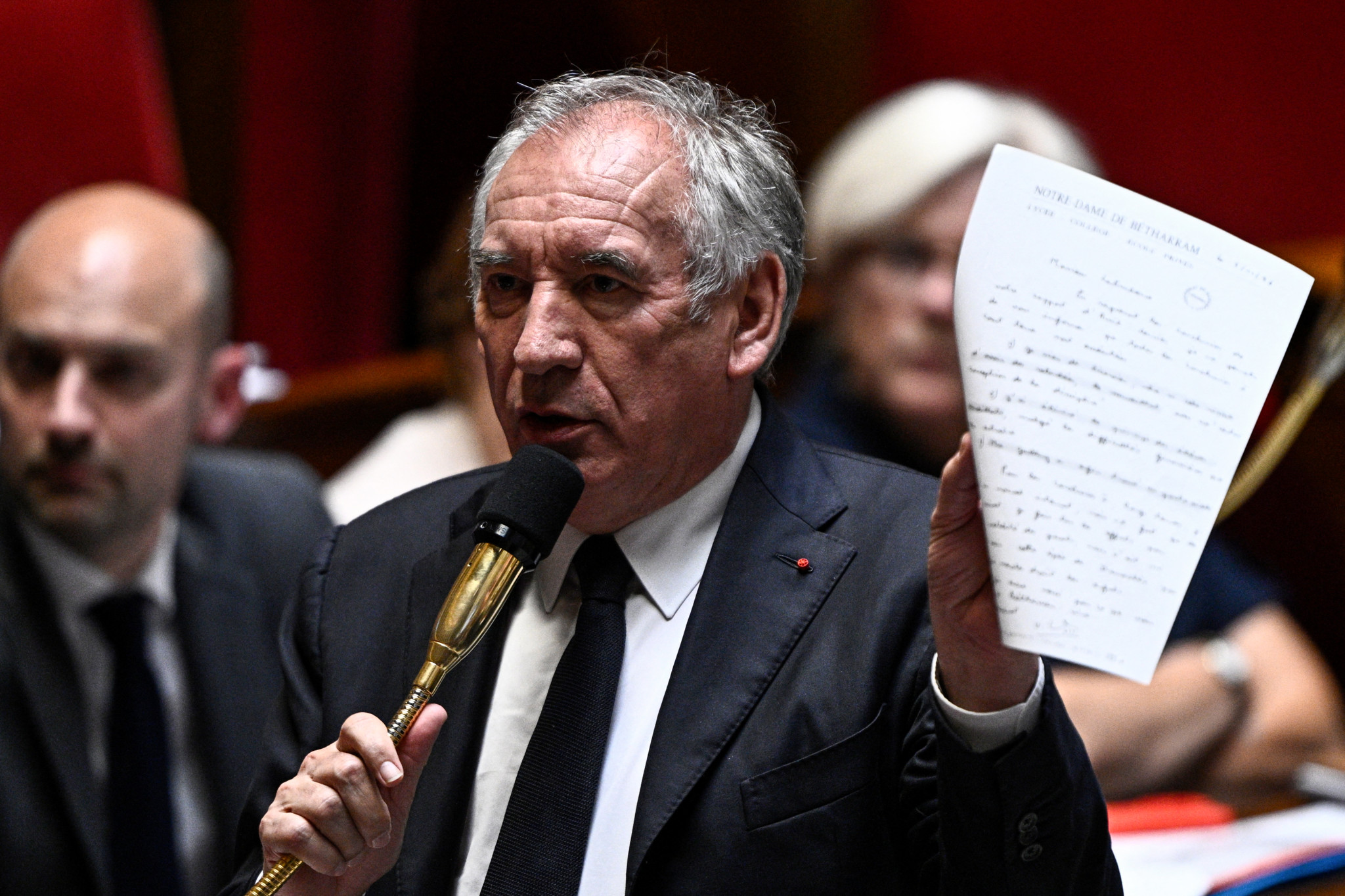 Frankreichs Premierminister Francois Bayrou hält einen Brief der Notre-Dame de Betharram-Schule zur Entlassung eines Betreuers während einer Parlamentssitzung am 20. Mai 2025 in Paris hoch.
